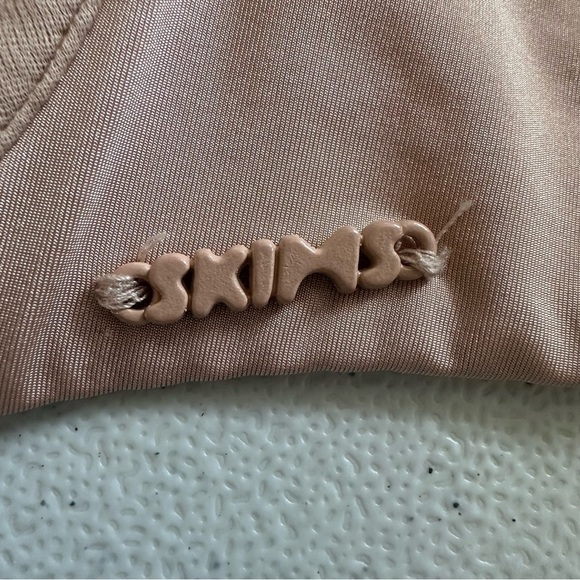 SKIMS Tan Seamless Everyday Bra - Picture 6 of 8